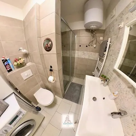 Premium Buda Hideaway-private Apartment, Extra Location, Wifi & Aircon