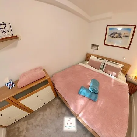 Premium Buda Hideaway-private Apartment, Extra Location, Wifi & Aircon