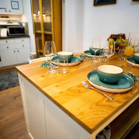 Premium Buda Hideaway-private Apartment, Extra Location, Wifi & Aircon