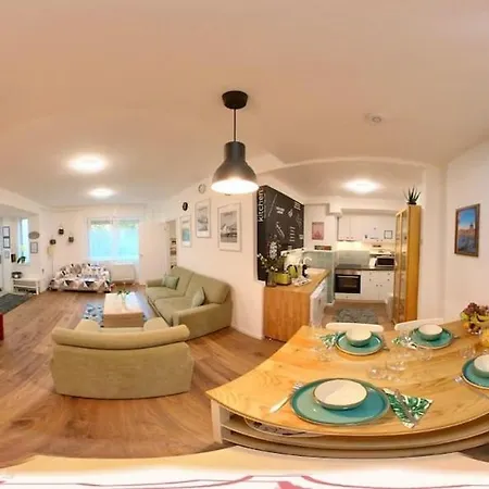 Premium Buda Hideaway-private Apartment, Extra Location, Wifi & Aircon